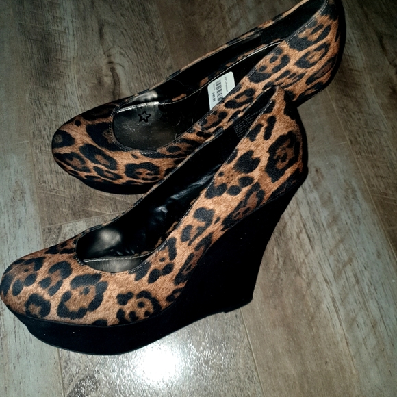 NWT Brash wedge platforms - Picture 3 of 3